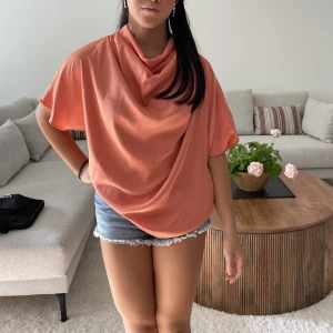 Fest tröja  - Såå cool och härlig tröja som funkar till lite finare tillfällen! Färgen är mycket snyggare i verkligheten än på bild. 🔥🔥