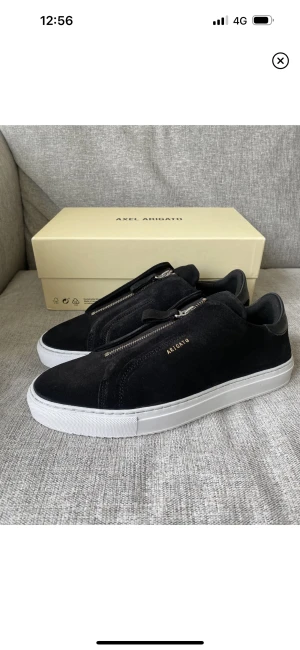 Axel Arigato Clean 90 zip - HELT NYA! Säljer mina helt nya Arigato clean 90 zip skor. Säljs p.g.a fel köpt skostorlek. Nyskick utan några defekter. Hör av er vid frågor!