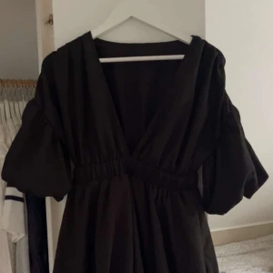 Svart klänning - Jätte söt svart klänning, sitter super fint och har resår längs kanten på kjolen🧚🏻‍♀️