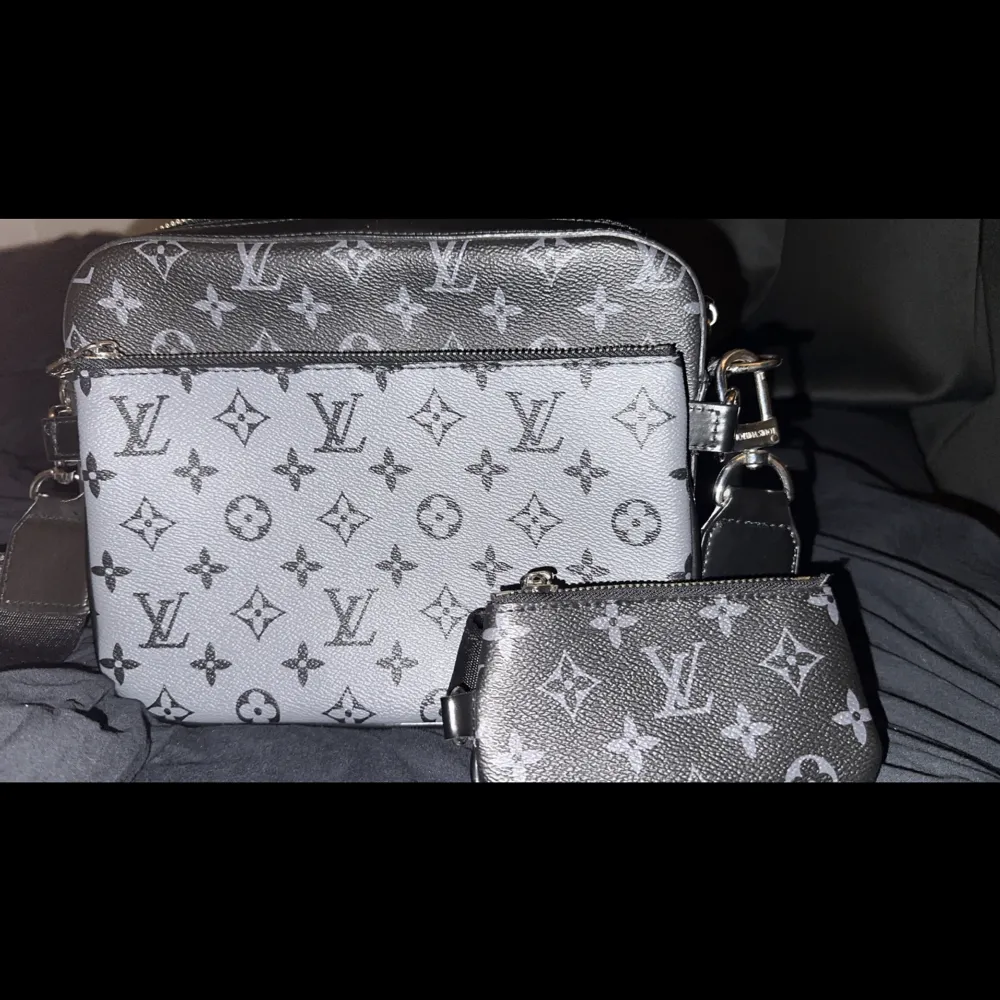 Louis Vuitton Trio Bag. Detta är med handen på hjärtat den absolut bästa kopian jag sett hittills. Jag köper ALDRIG kopior vanligtvist men denna är speciell.   Priset går att diskutera och tar gärna emot bud. Fraktas eller möts upp i Malmö.  . Accessoarer.