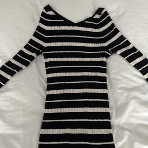 Långklänning Gina Tricot - Långklänning från Gina Tricot. Använd en gång. Slits i ärmarna. Vringad fram och bak. Nyskick 🌸