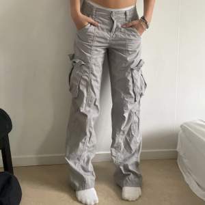 Gråa Cargopants från H&M. Jätte bra skick. Använda fåtal gånger. Säls så dem inte kommer till användning. Kan kanske ha nån liten fläck någonstans men inget man märker. Skriv för fler bilder och frågor! Pris går alltid att diskutera! 