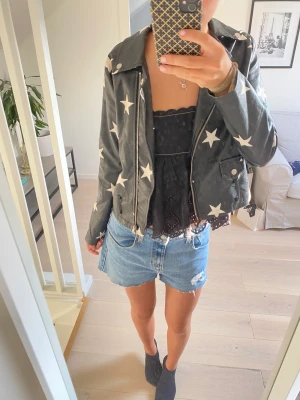 Skinn jacka  - Skit snygg skinn jacka med stjärnor💗