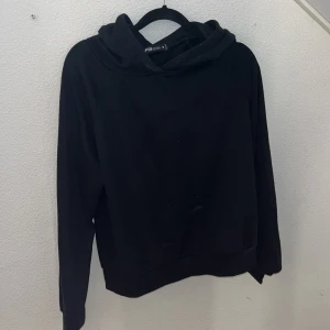 Svart Hoodie - Vanlig svart hoodie från New Yorker. Storlek M.