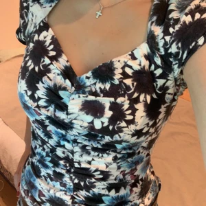 Guess topp - Blommig top i stretchigt material. Bra skick🦋