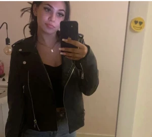 Skinnjacka - En väldig fin och skön skinnjacka ,väldigt bra skick, den är från zara i strl 36/S , köpt för 600 men säljer nu för 300  (priset går att diskutera)