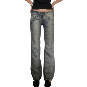 Flared Jeans - Super coola och snygga low waist blend jeans🙏🏼Jag är 179 cm för referens💋De har en fläck på benet men det går bort i tvätten!