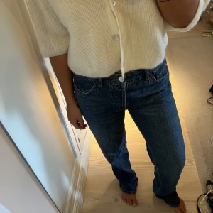 Asos Design Jeans - Levis - liknande jeans från Asos. Så snygga i tvätten och super bekväma. Mellan / lägre midja. Raka i modellen.