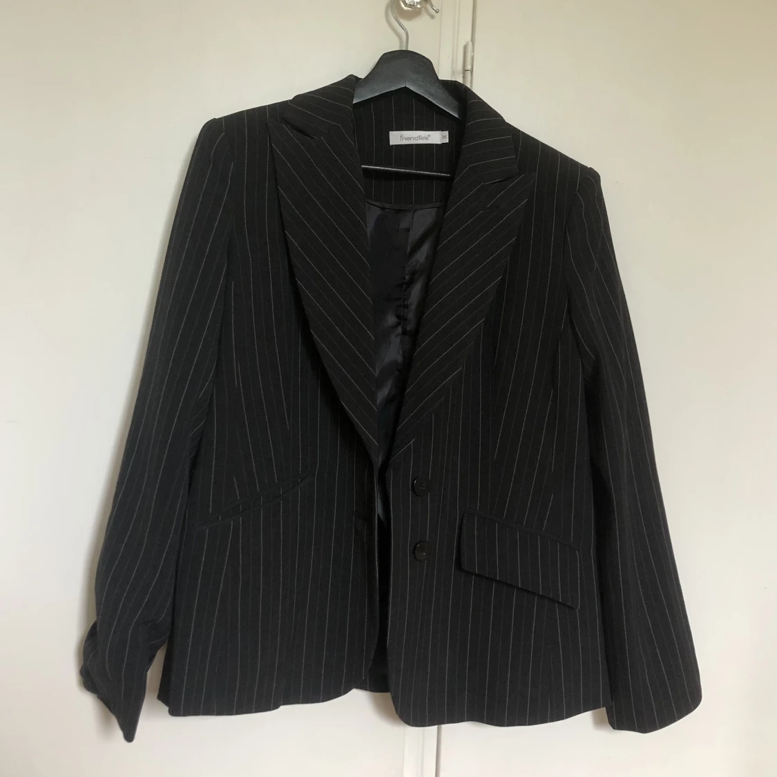 svart kavaj med vita ränder