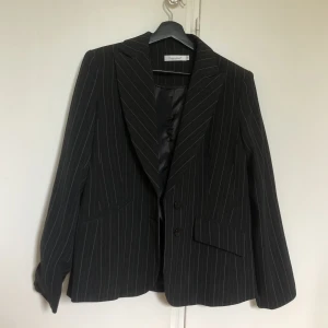 svart kavaj med vita ränder - Randig svart kavaj, perfekt inför hösten! Väldigt bra skick 