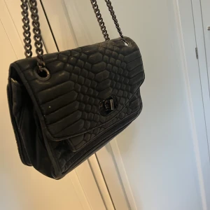 Zadig & Voltaire Väska - En matt väska från Zadig. Mellan långa band. Man kan ha den på axeln och som crossbody. Sååå snygg och gör en outfit mycket coolare. 