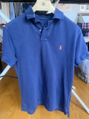 Ralph Lauren Piké S - Mycket fin pikétröja från Ralph Lauren. Använd men i gott skick! Storlek S men relativt smal och liten i modellen så passar xs/s. 
