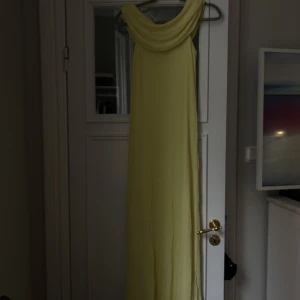 Klänning - Gul klänning från zara! Helt oanvänd då färgen inte riktigt var för mig och jag, såklart glömde skicka tillbaka🥰🥰 otrolig passform och faller så fint!!
