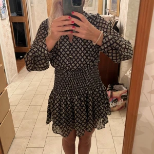 Mönstrad klänning  - Jättesnygg klänning från Zara. Använd två gånger!