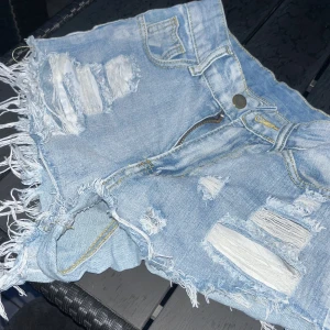 Shorts - Hej! Säljer då dessa jeans shorts då de är för små. Har köpt begagnat och är från Shein. Skriv för intresse eller frågor 💗 frakt blir 45kr inte 39kr som de står💗