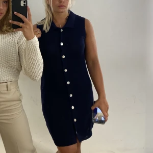 Stickad klänning - En finstrimlad klänning från & order stories, använd ett fåtal gånger. Bekväm och formbar. Nypris 890kr