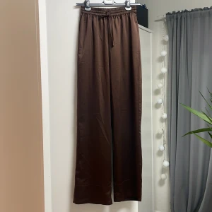 Satin byxor - Ginatricot - Ett par byxor i satin från GinaTricot. Jättenya, knappt använd. Den är jättemjuk och har en jättebra kvalite. Priset kan diskuteras