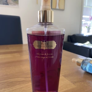 Victoria’s secret parfym  - En mycket god parfym som är näst intill oanvänd. Nyfris 300