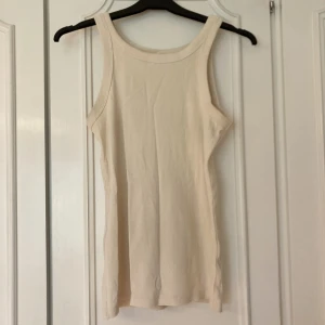 Tanktop  - Crémevit tanktop från H&M 🤍sparsamt använd o fint skick!