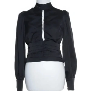 Ginatricot blus  - Svart blus från Ginatricot men köpt på sellpy aldrig använd och hade prislapp kvar när jag fick hem den. Storlek 38 men passade mig som har 36 i vanliga fall 🖤