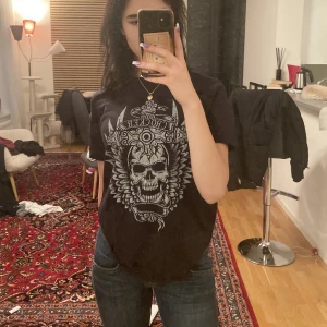 cool grunge tröja - En supercool tisha köpt secondhand! säljer då jag rensar garderoben. Bra begagnat skick. Köpare står för frakt:) kolla gärna min profil för mycket mer 💓