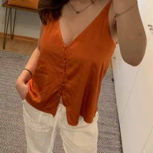 Topp i silke - Säljer denna jättesköna topp från Mango i silke 💕Knappdetaljer som man kan välja att ha fram eller bak 😊✨