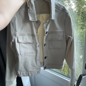 Jeansjacka  - Säljer mina jeansjacka då jag inte använder den längre💕