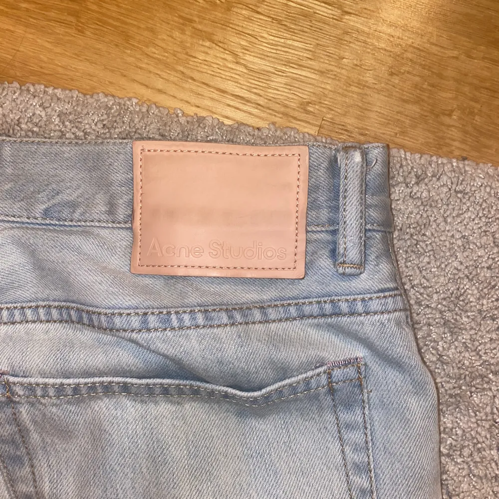 Tja! Säljer ett par riktigt nice par jeans från Acne Studios i en Loose Bootcut modell i en väldigt urtvättad blå färg. Nypris 2200. Storleken är 32/32. De är lätt använda och har inga skador eller liknande på sig.. Jeans & Byxor.