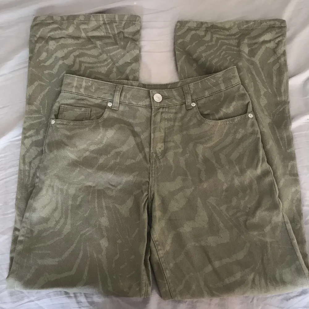 Ett par gröna midwaist baggy jeans i väldigt bra skick, använt få gånger då dom är lite stora på mig. Ordinarie pris=399 kr. Jeans & Byxor.