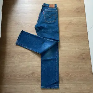Fina Levis 501 jeans. Passar lite större i storleken.