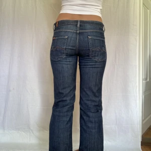 Lågmidjade bootcut jeans!  -39 cm ,  79cm 💕  - Midjemått-39 cm ,Inerbenslängd  79cm 💕 fins fler bilder och !vidio! På min instagram @perfectjeans