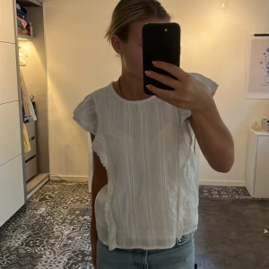 vit blus - så himla fin!!! och i bra skick!!