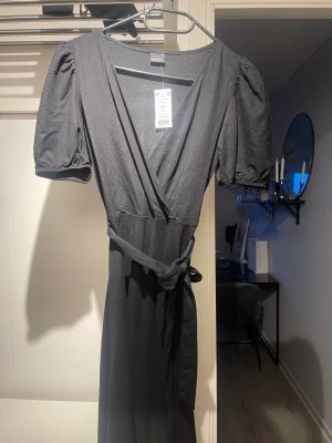 Klänning - Klänning från Gina Tricot, oanvänd med prislappen kvar 