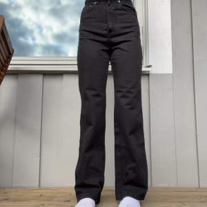 Svarta breda högmidjade jeans från Gina tricot som inte används längre. Använda men fortfarande i fint skick! De är uppsydda för att passa min längd (ca 163 cm) och så är dragkedjan lagad för hand då den gick sönder.👌