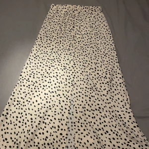 Kjol - Kjol från Gina Tricot med fejk knappar. Aldrig använd prislappen kvar 