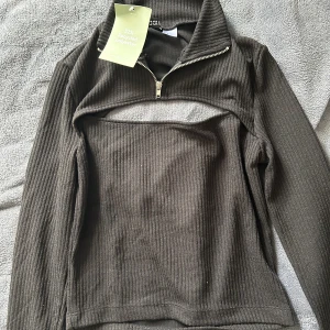 Tröja - Svart långärmad tröja öppen där fram vid brösten och på ryggen, sitter jätte fint och aldrig använd den passar till dem som har xs/s 💕