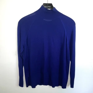 Tröja - Zara - Tunt stickad tröja med högre krage i kornblått. Har max använt den tre gånger💓