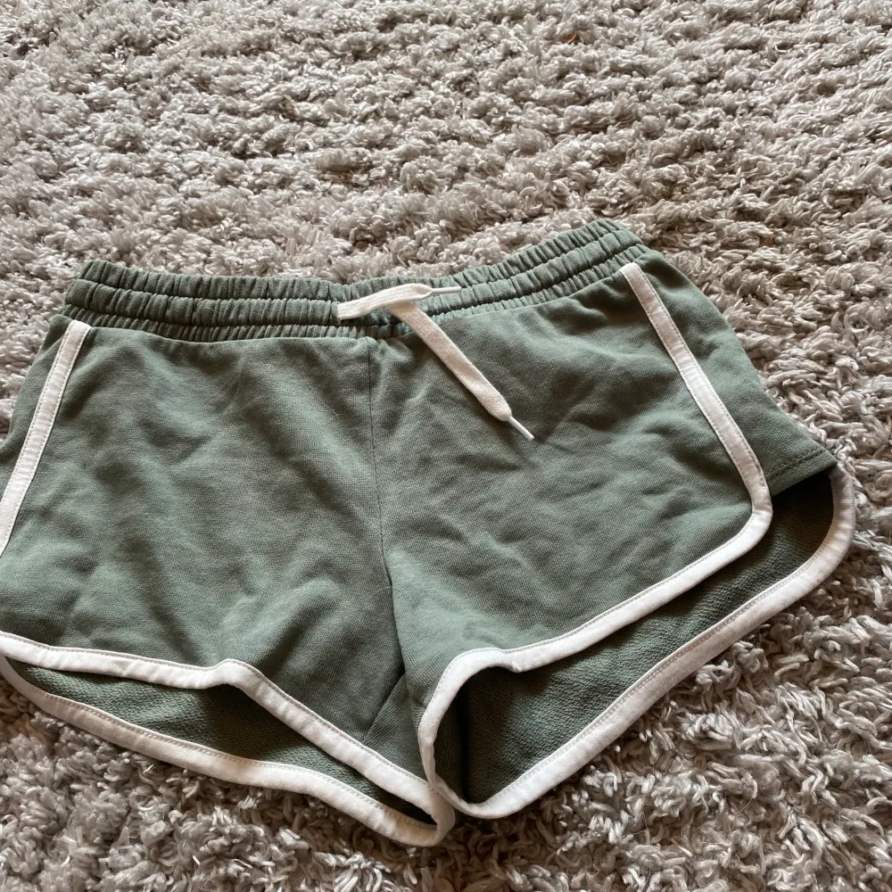 Ett pack med 2 shorts 1 grå 1 grön,  Man kan välja att köpa en men då får ni skriva till mig och göra ett prisförslag . Shorts.