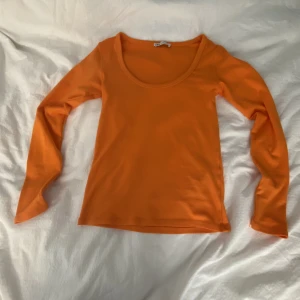 Orange tröja - Orange långärmad tröja ifrån zara, använd ca 2 gånger💗