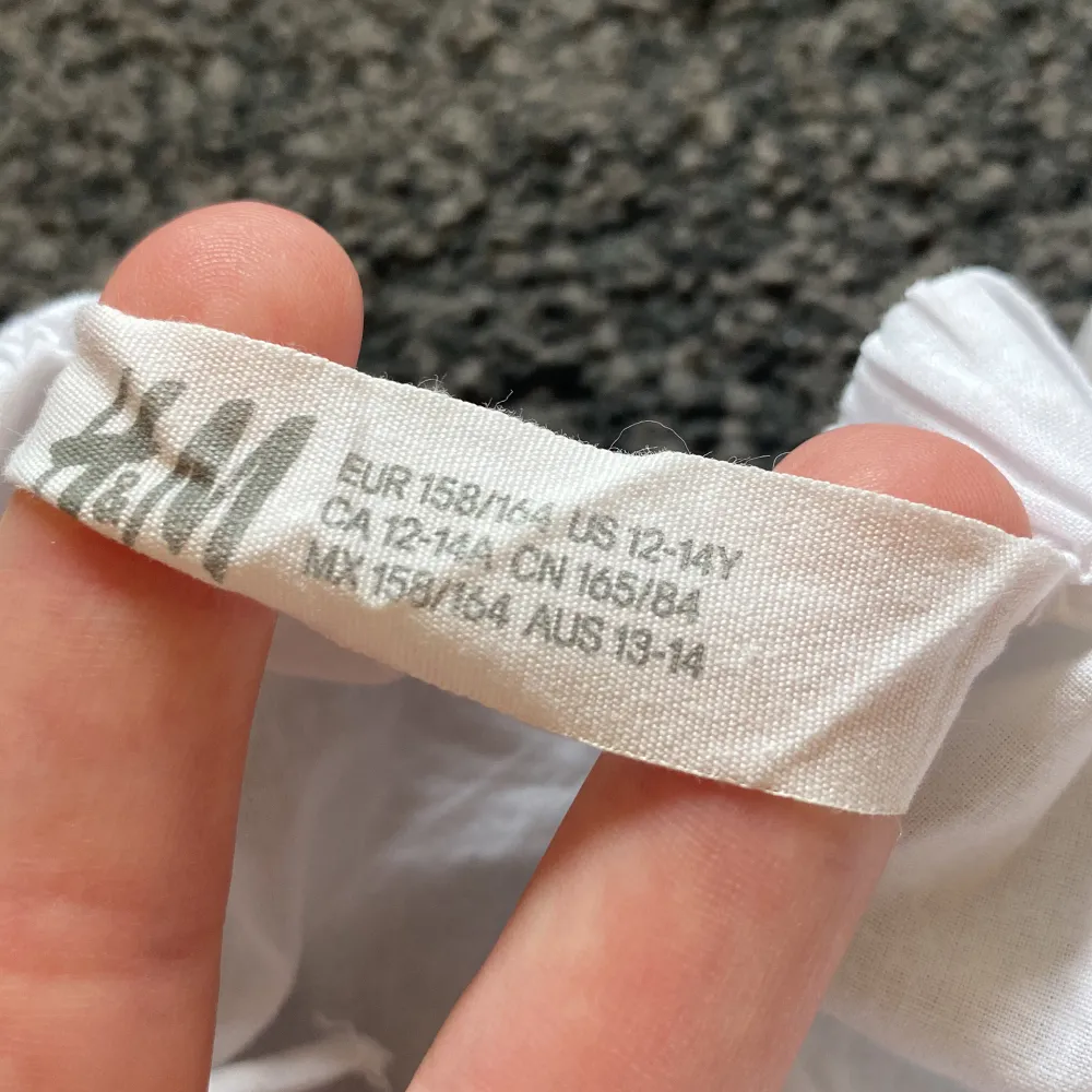 Säljer detta superfina vita linne, köpt 2020 på h&m, säljer pga att jag inte använder det. Fint skick! . T-shirts.