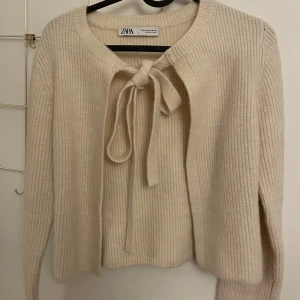 Stickad kofta från zara  - Stickad kofta från zara i stl M.  Använd fåtal gånger  Nypris 499 kr  Mitt pris 300 kr 