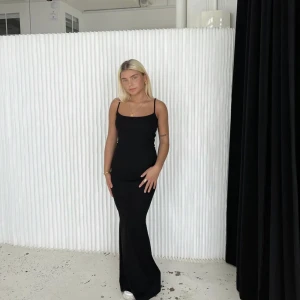 Svart Långklänning  - Intressekoll på denna skims liknande klänning från design by si. Alla lappen sitter kvar på den och finns även kvitto. Nypris inklusive frakt är runt 600🥰