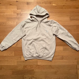 hoodie från emma chamberlain - hoodie från emma chamberlains merch. knappt använd