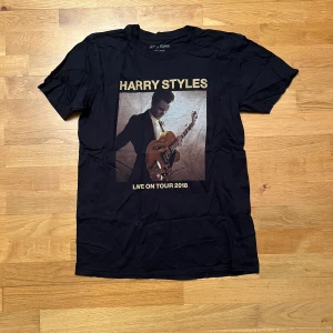 harry styles tshirt - tshirt från harry styles turné Live on Tour 2018!