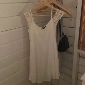 Säljer en vit klänning som jag inte använder så mycket. Jättefin klänning men behöver pengarna mer just nu. Skriv privat om ni undrar något!❤️