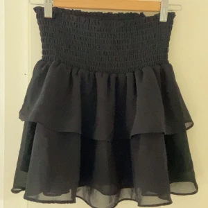 Sthlmstils kjol - Svart vanlig sthlmstils tjol köpt på chelse i Göteborg💕 den är i storleken xxs men skulle säga att den passar upp till S