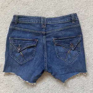 Denim jeansshorts by Lindex. Min mammas gamla i stl 40, passar mindre. Säljer pga fel storlek. Skickar mer bilder och info privat💕Köparen står för frakten