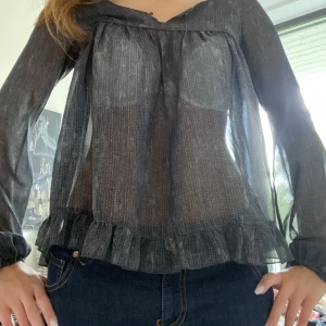 Blus - Svart/grå blus från replay. Storlek Xs men passar super för S.💗