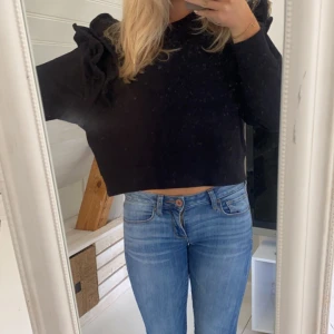 Svart sweatshirt med volanger - Skön svart sweatshirt med volanger runt axlarna!🤍🤍