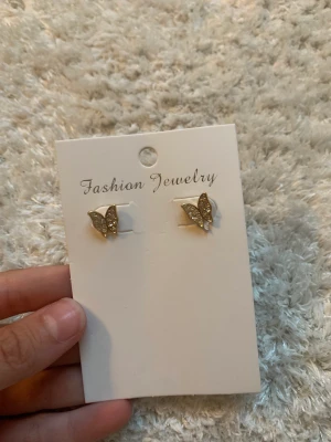 Örhängen  - Hej, säljer dessa två jätte fina örhängen, som jag tyvärr inte har använt pågrund av att jag har för många örhängen och inte hunnit använda alla. Men jag hoppas nån vill köpa dom❤️